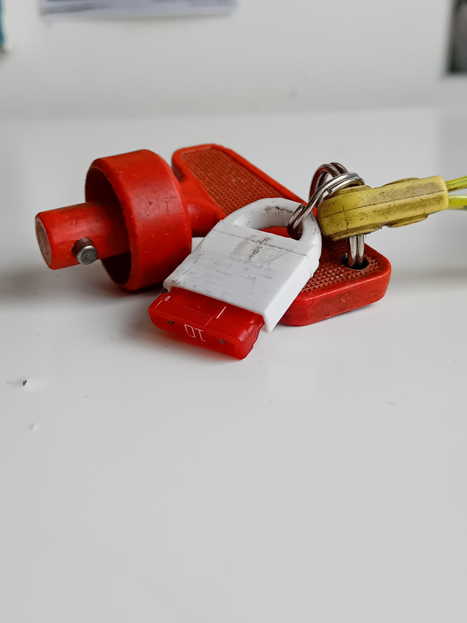 Automotive fuse keychain holder