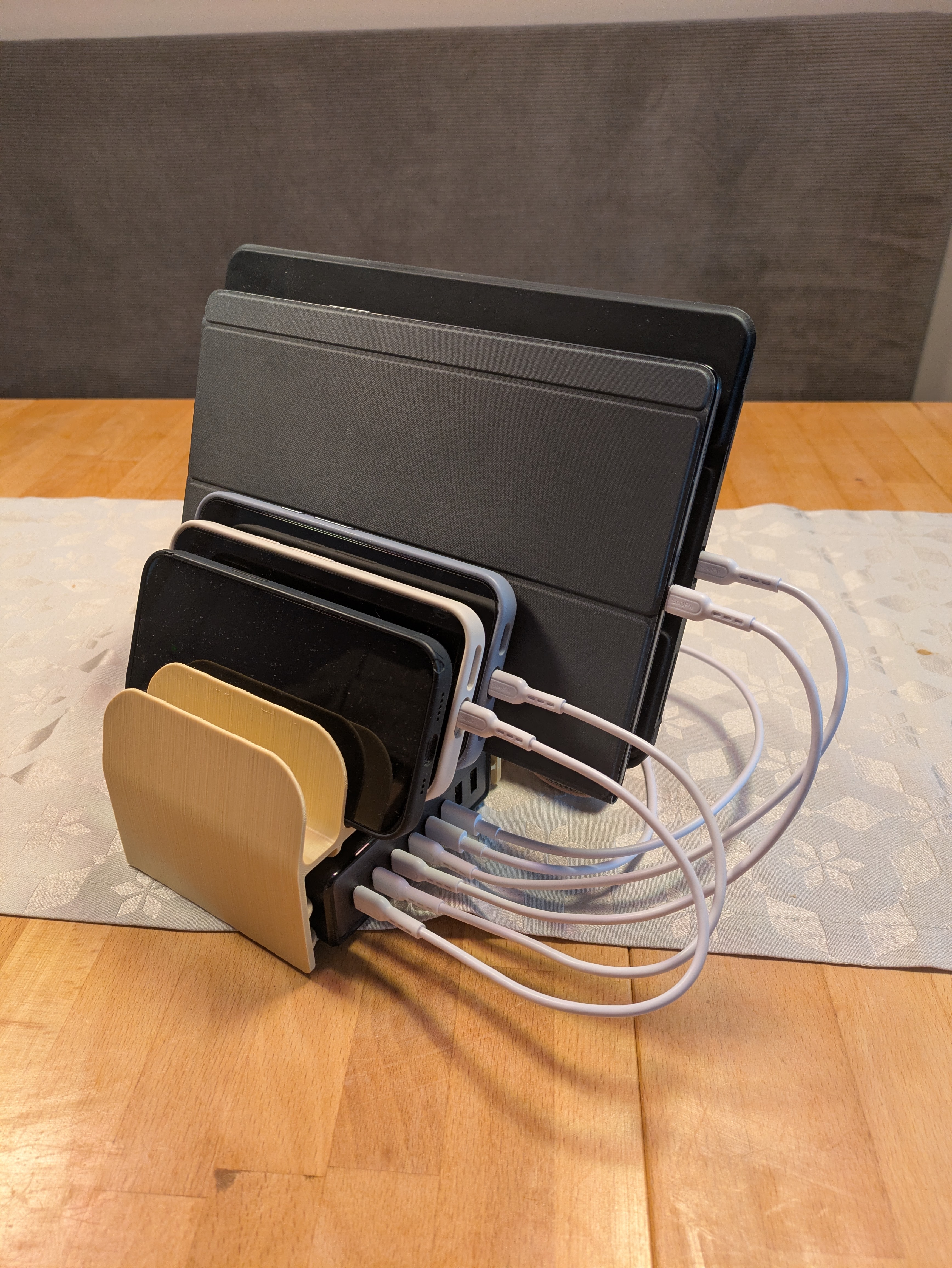 Ladegerät + Smartphone + Tablet + Smartwatch Halterung