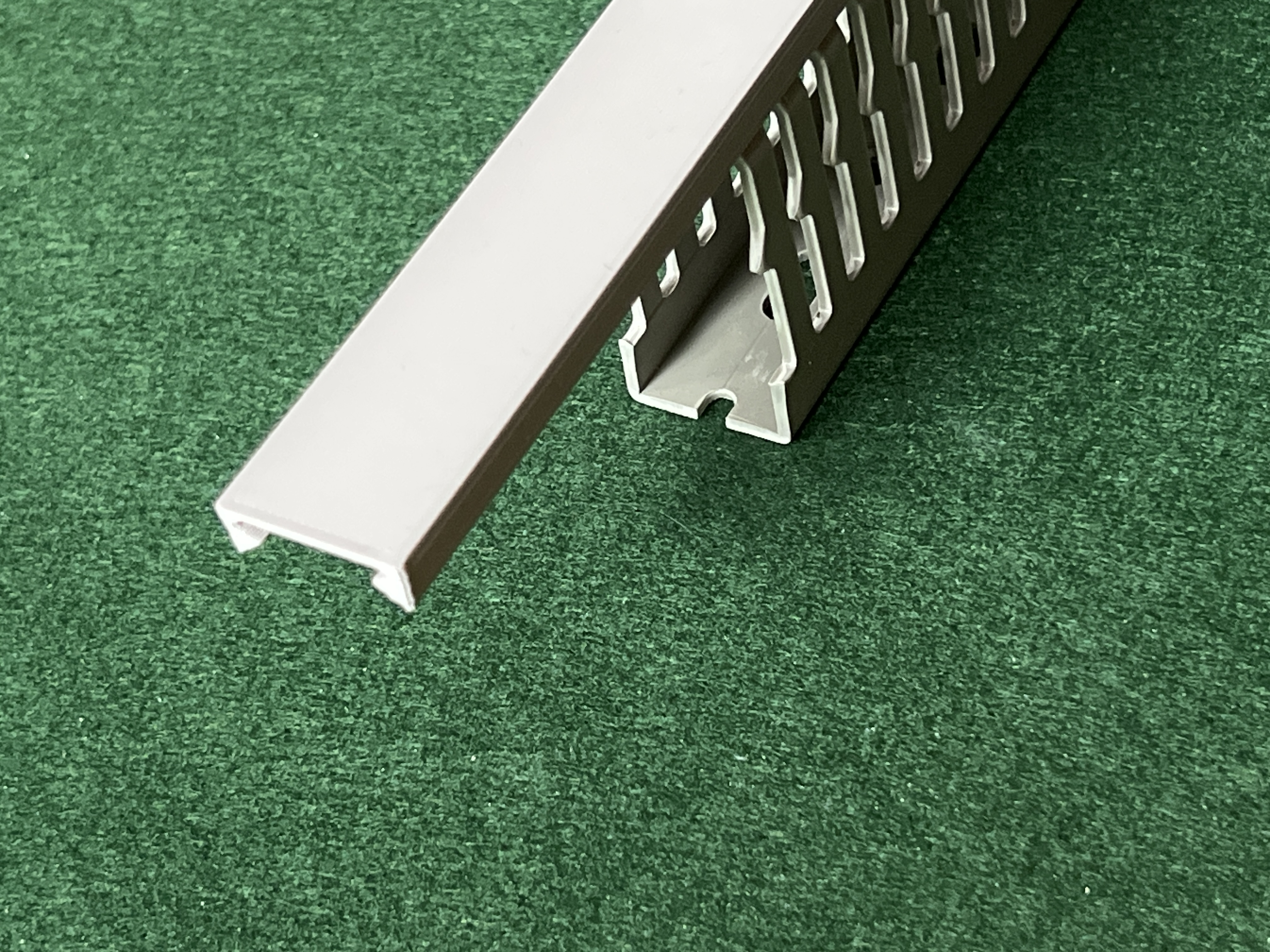 Cable channel lid for 25mm perforated cable channel