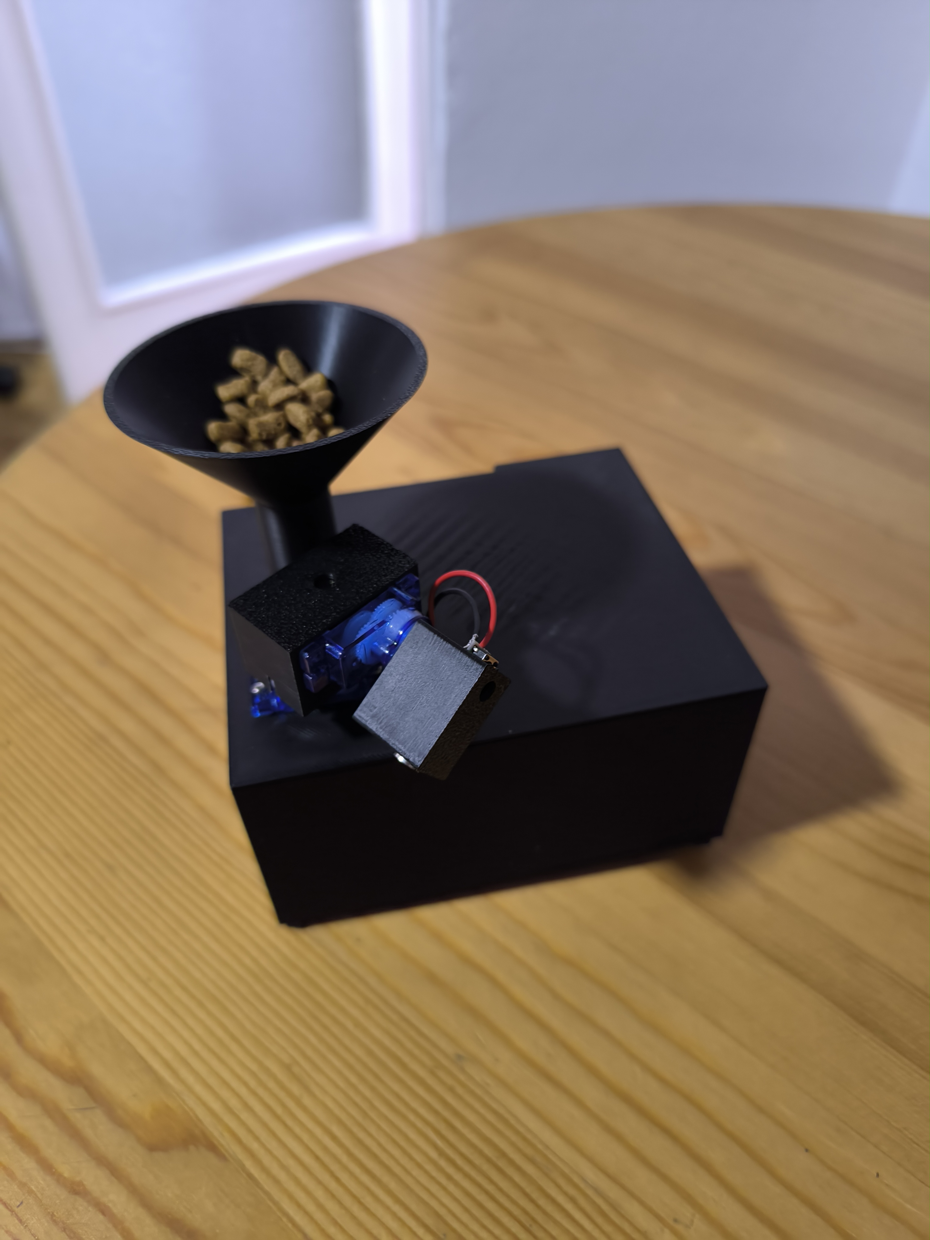 LaserChase SnackBot X – Arduino-Powered Thrill Toy for Adventure-Hungry Cats