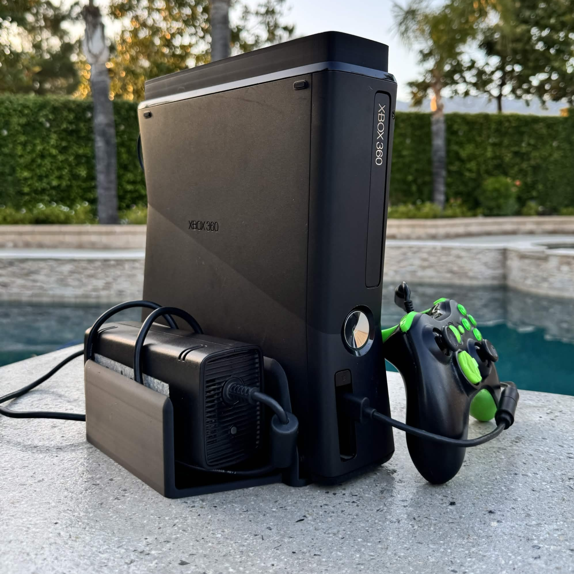 Xbox 360 Slim - Stand And Sidecar Bundle