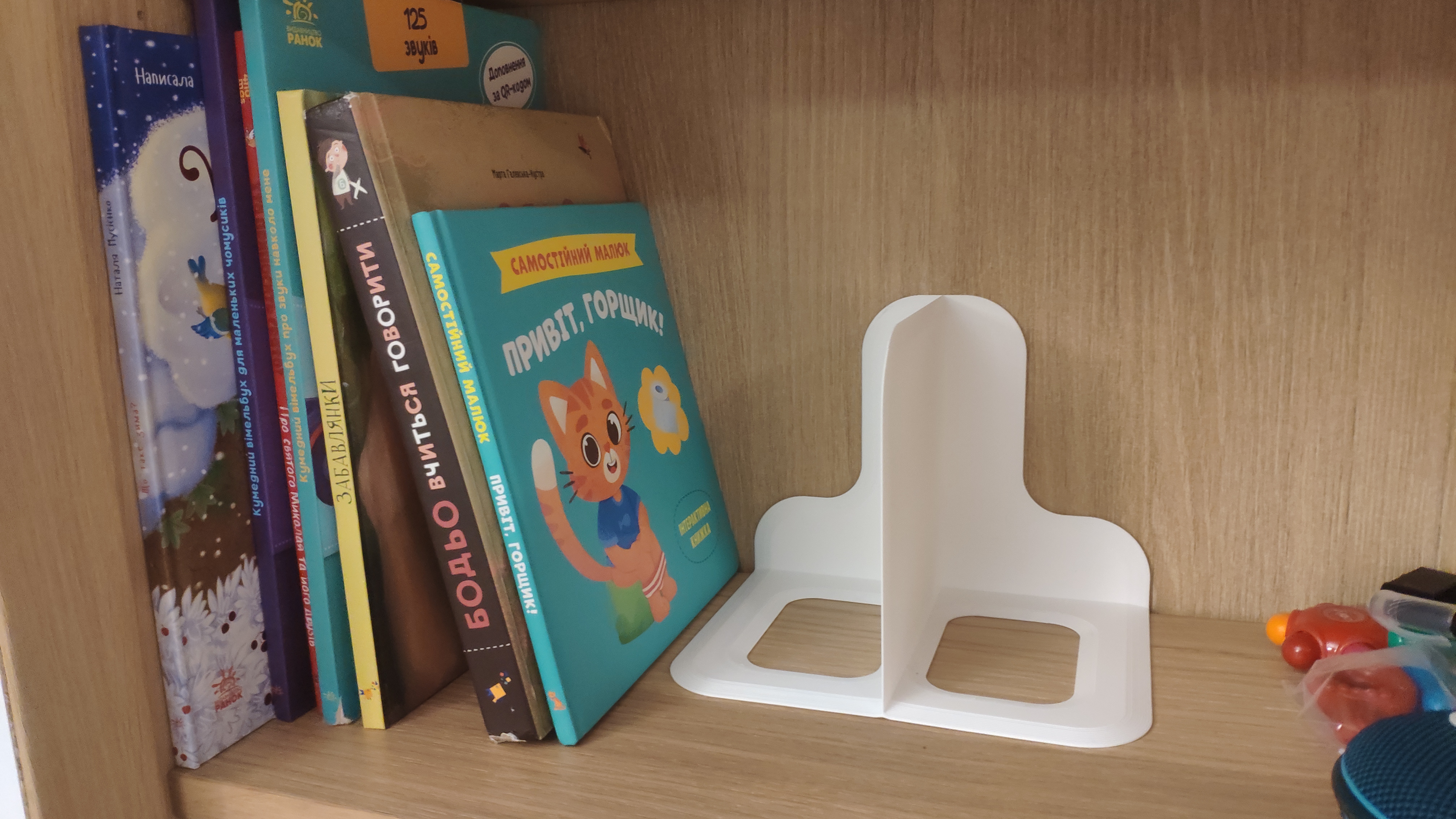 Simple shelf book holder