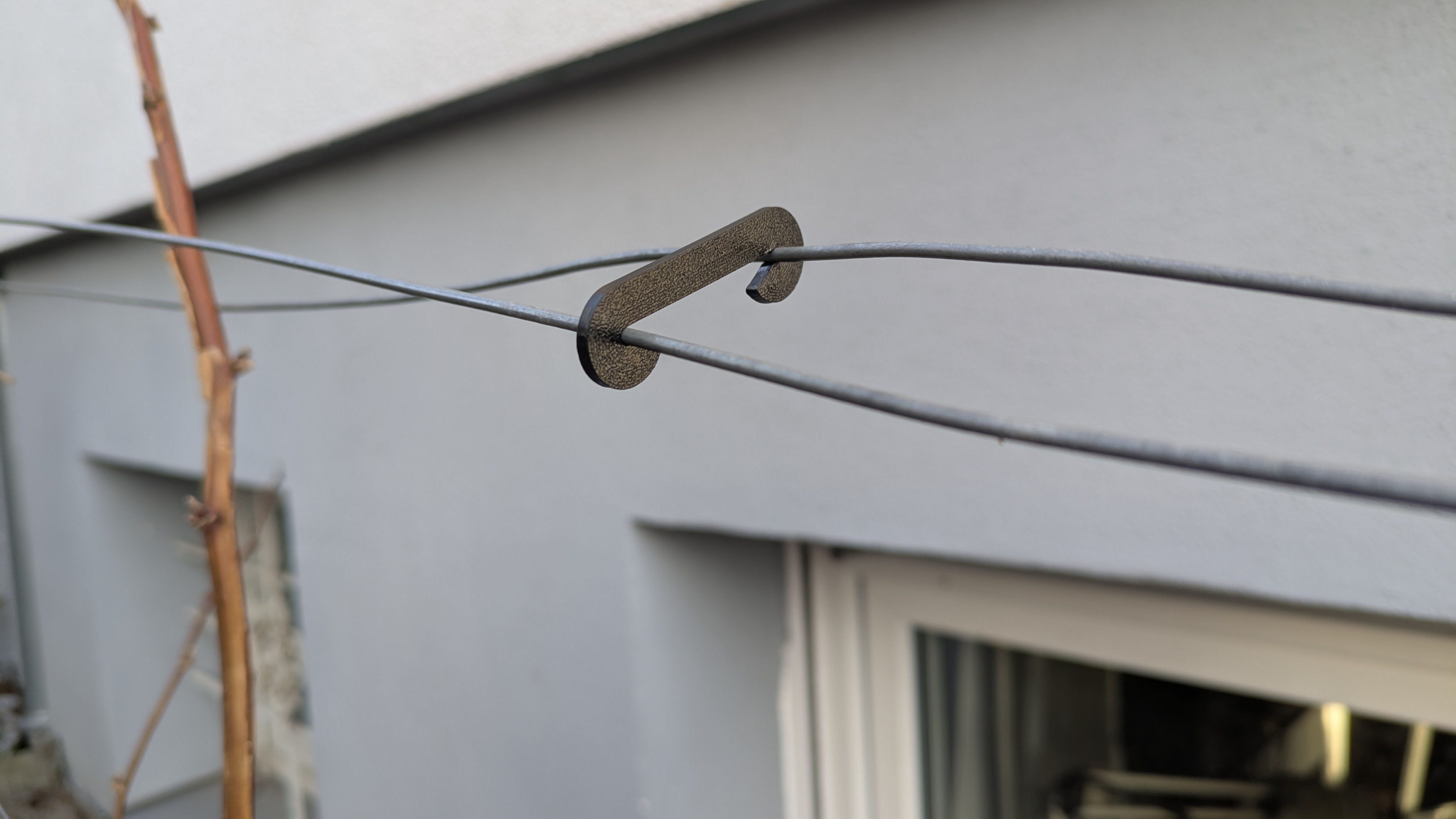 Wire Clip for plants, to couple two parallel wires