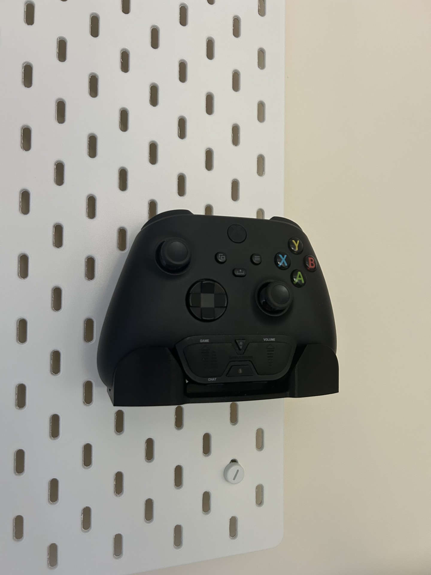 Skadis (Ikea pegboard) Xbox controller holder with chat mixer