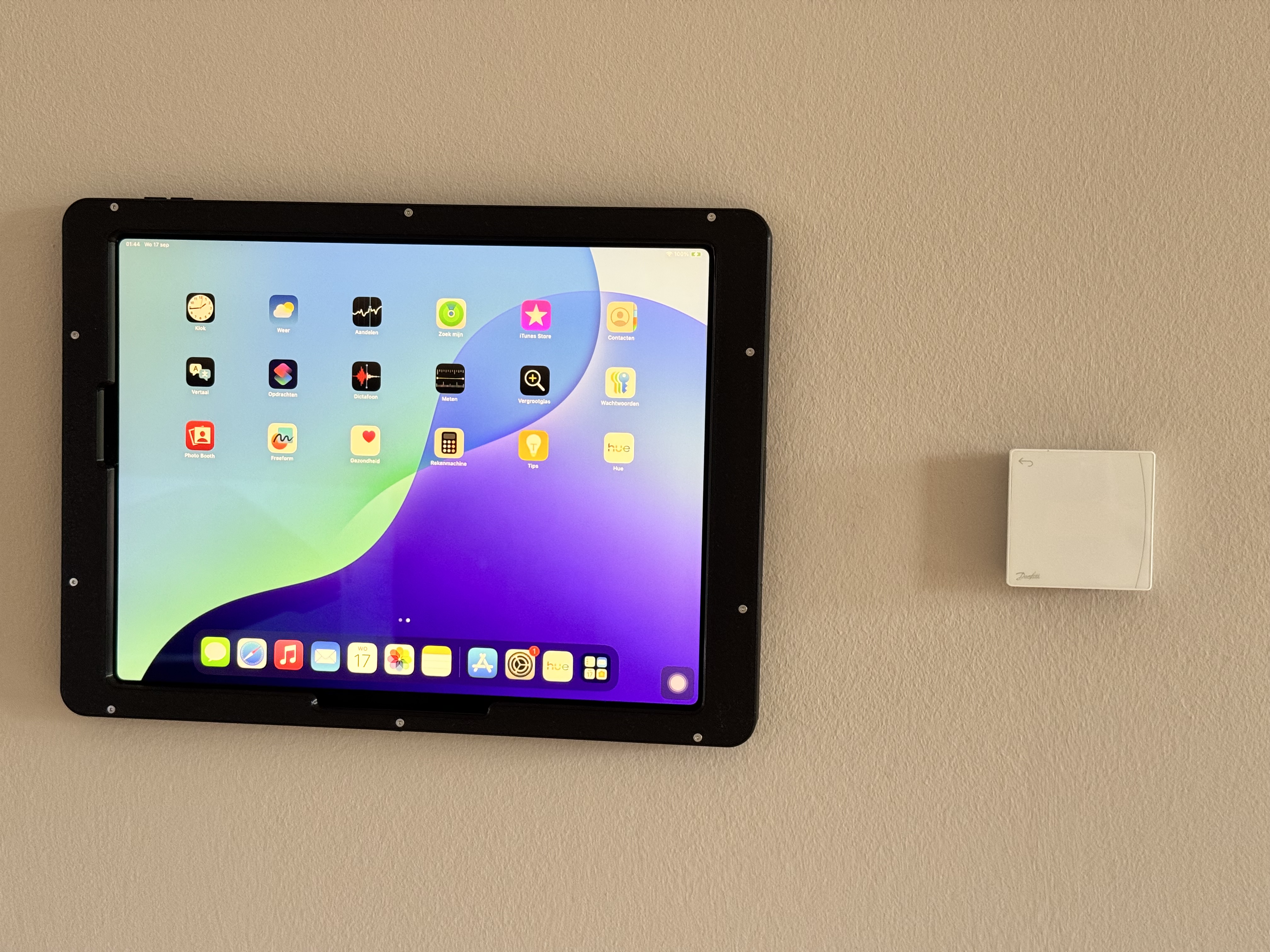 Ipad pro 12.9 3rd gen wall mount (with USB power cable)