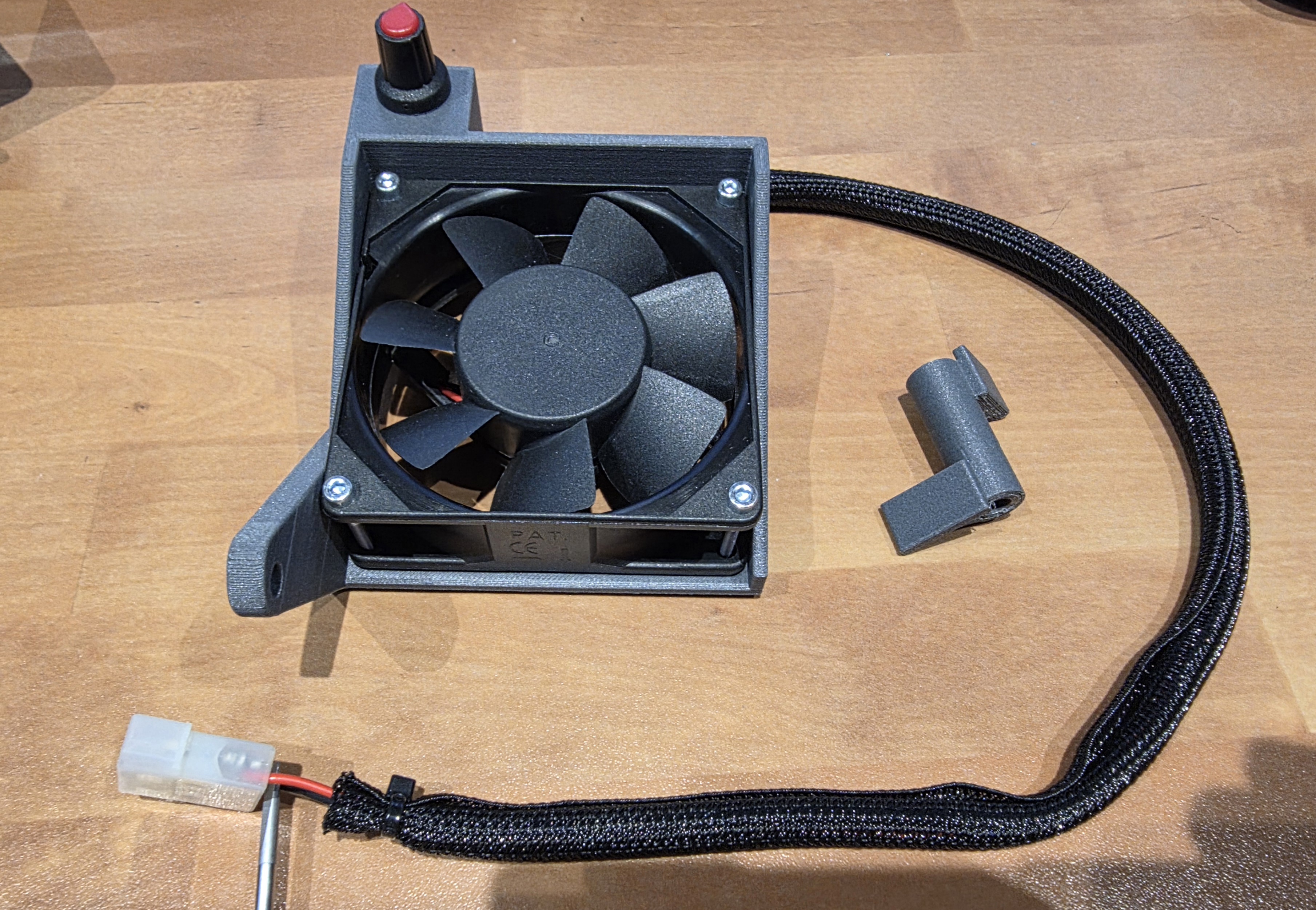 Fan holder with regulator for 80mm fan