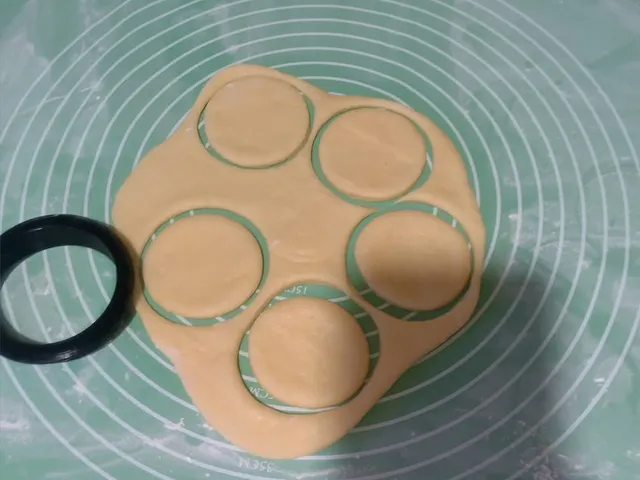 Donut cutter