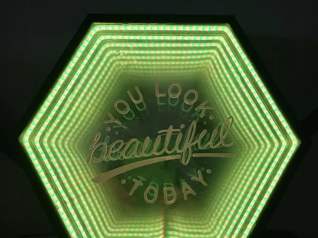 Hexagon Infinity Mirror – Unendlichkeit Spiegel Sechseck