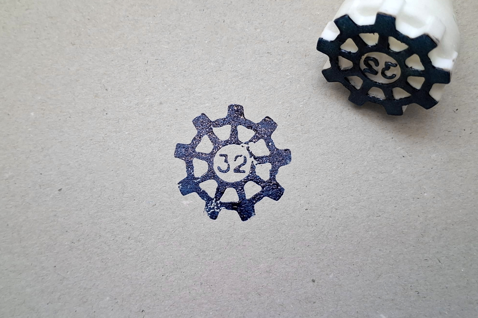 Fallout-inspired Vault 32 Stamp — miniatura 2