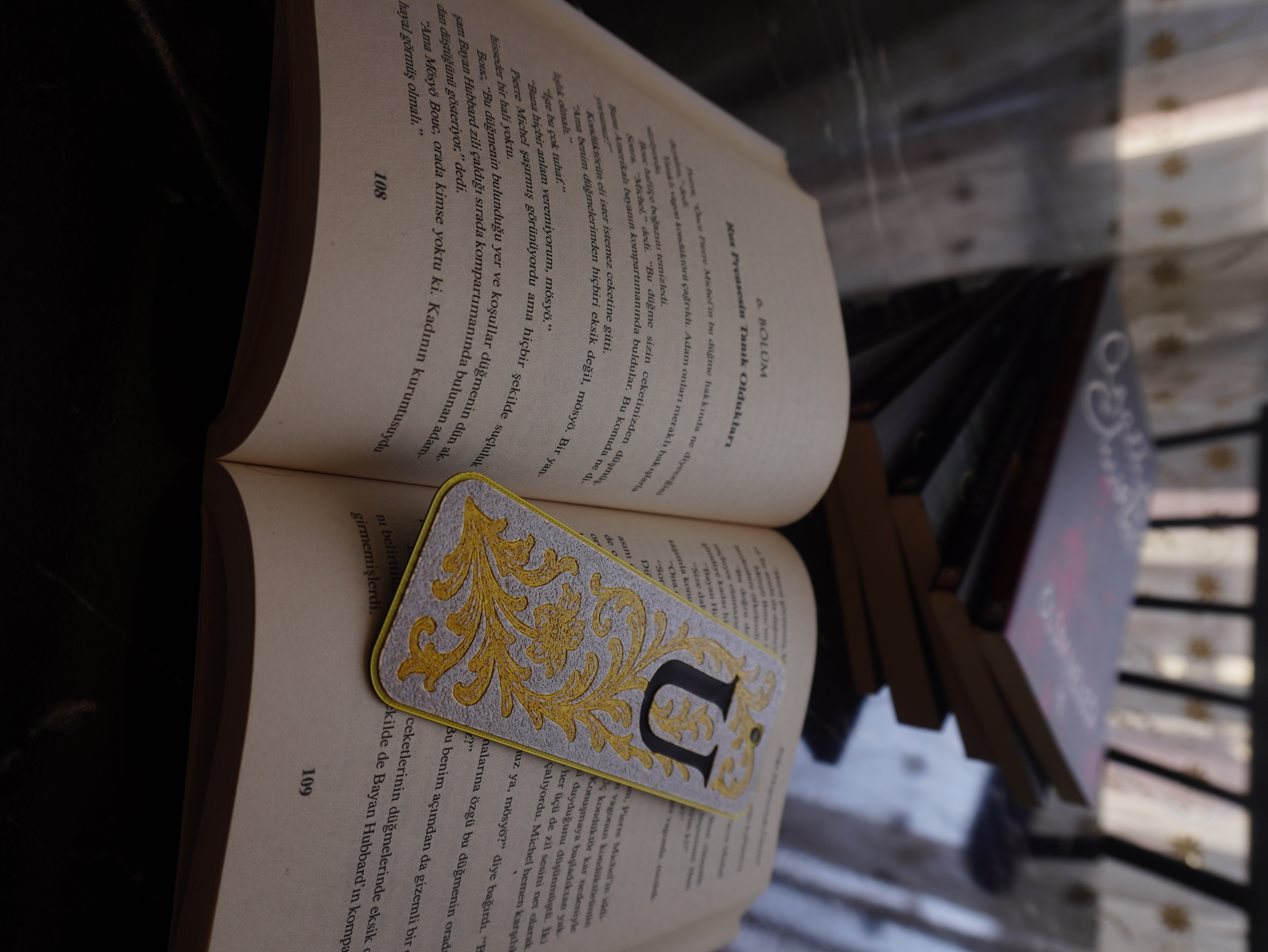 Elegant Monogram Bookmark – Letter U