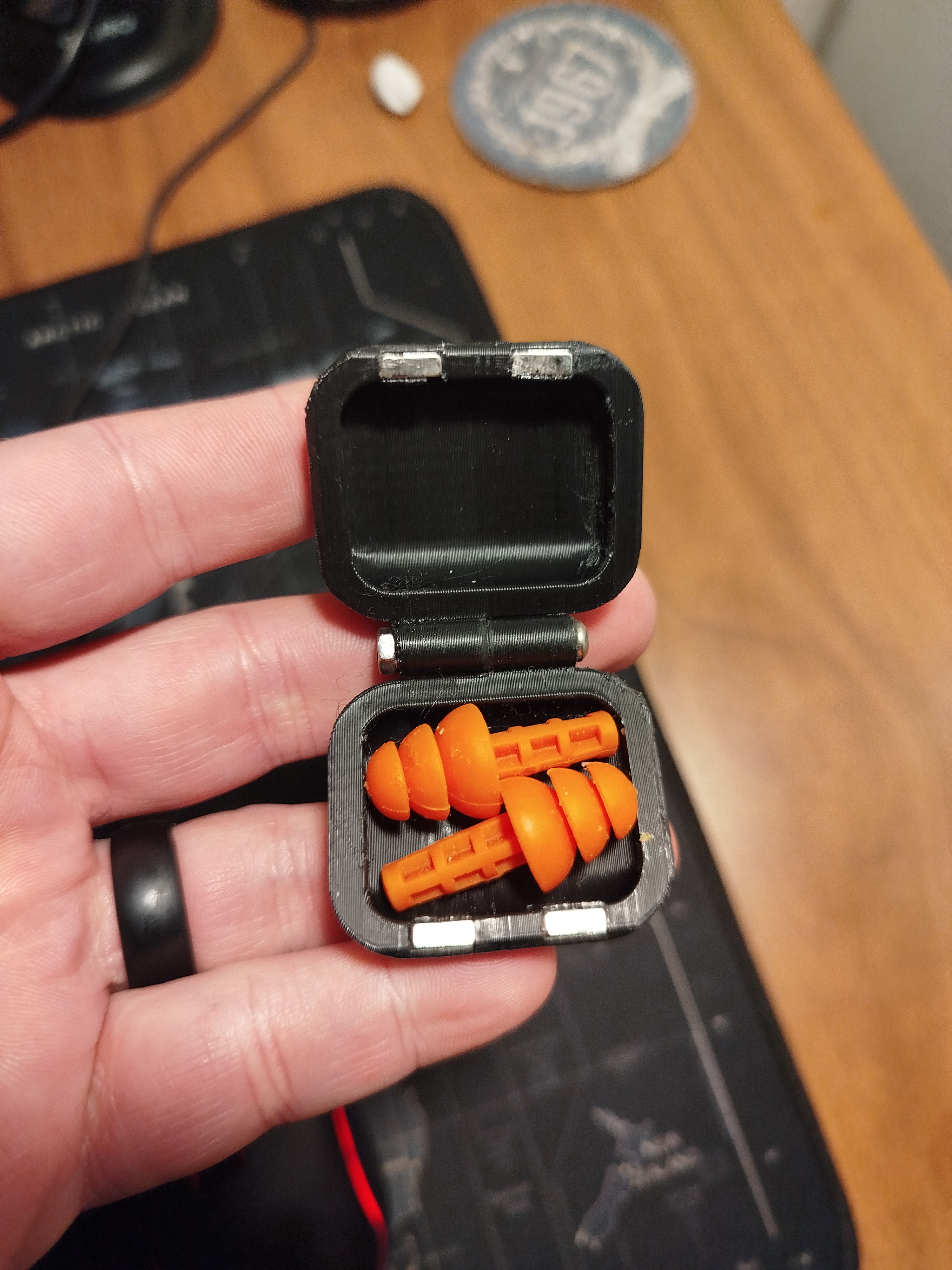 Miniatura 2 do modelo 3D Rounded Magnetic Earplug Holder