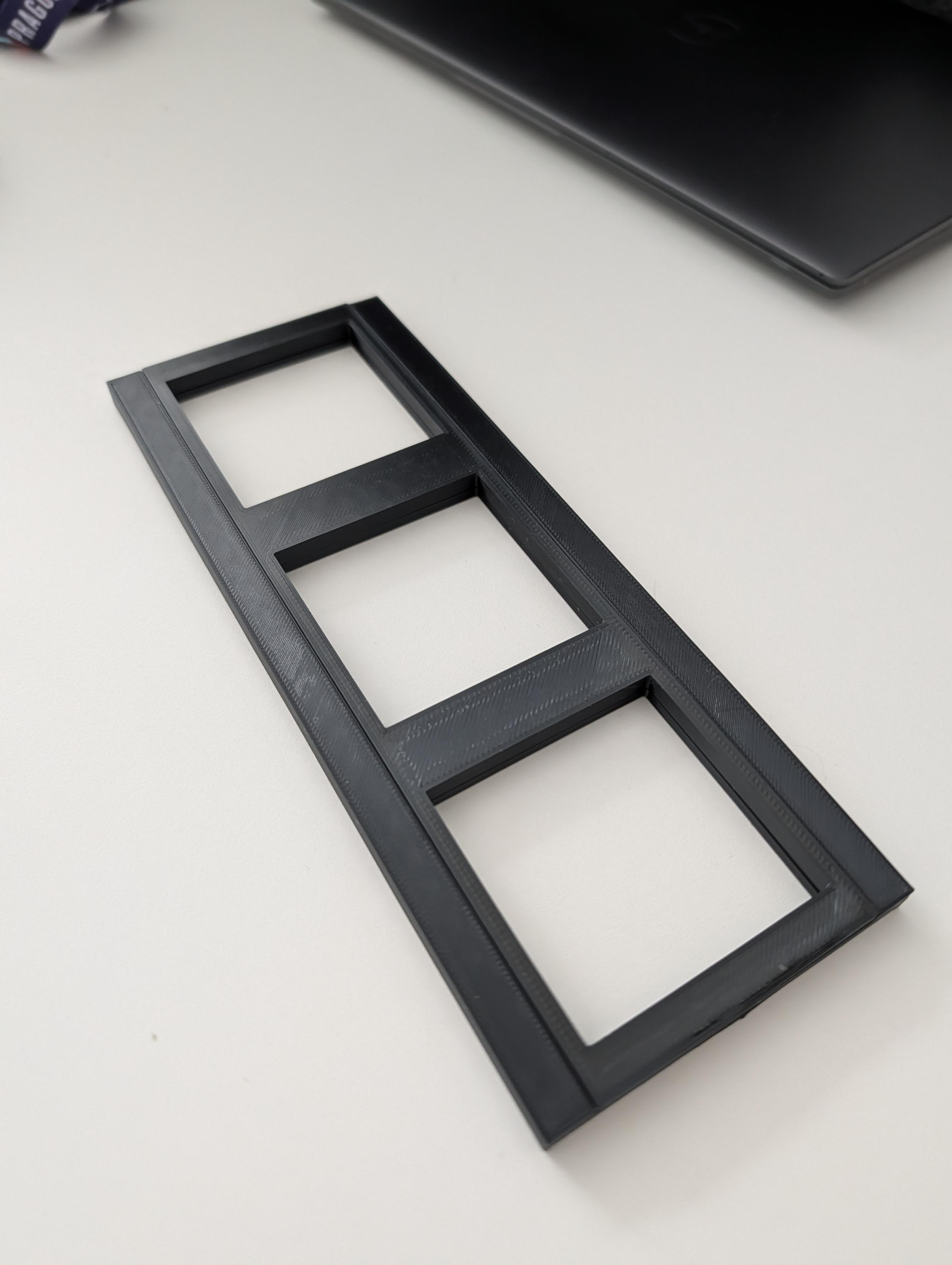 Film guide for separate 60mm film frames compatible with Reflecta x66