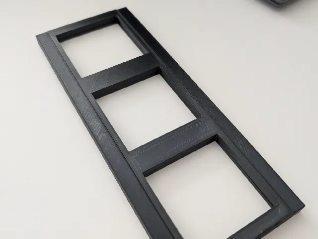 Film guide for separate 60mm film frames compatible with Reflecta x66