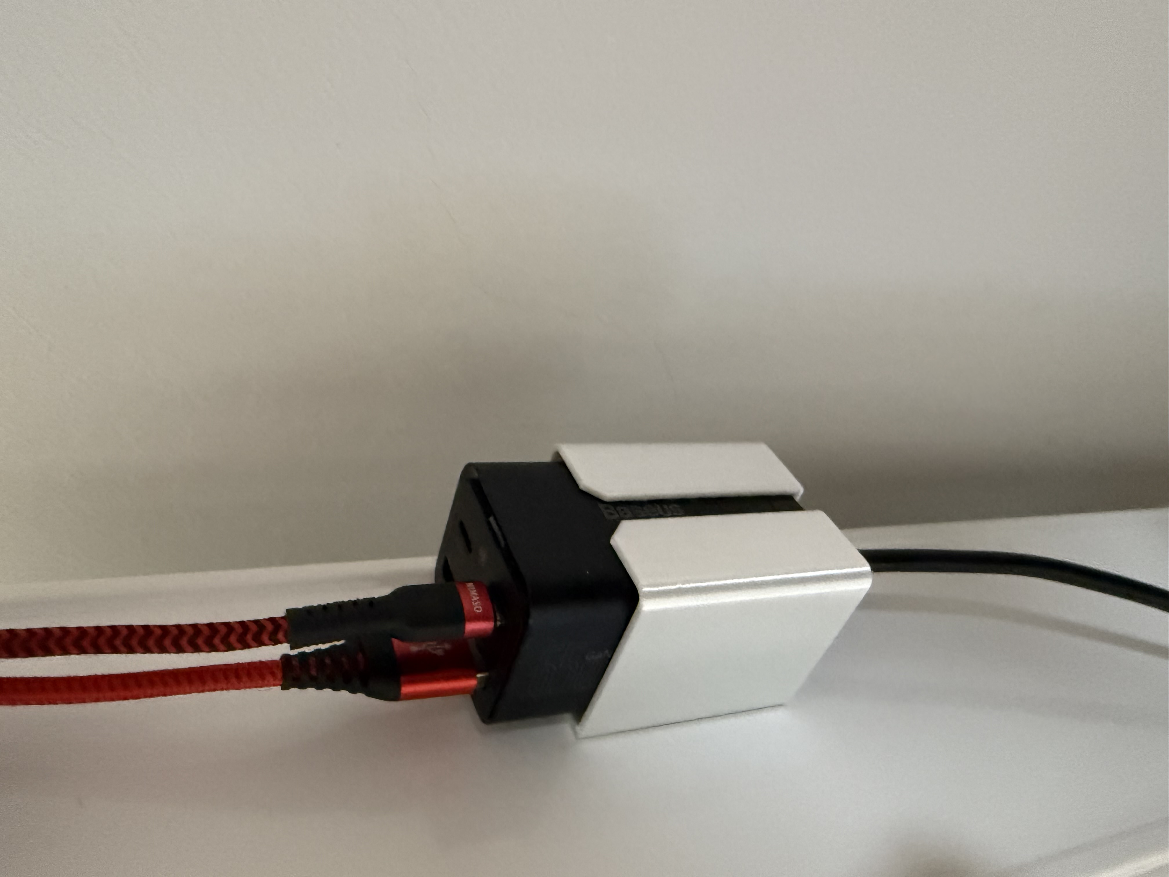 Baseus 65W charger holder./ Uchwyt ładowarki Baseus 65W.