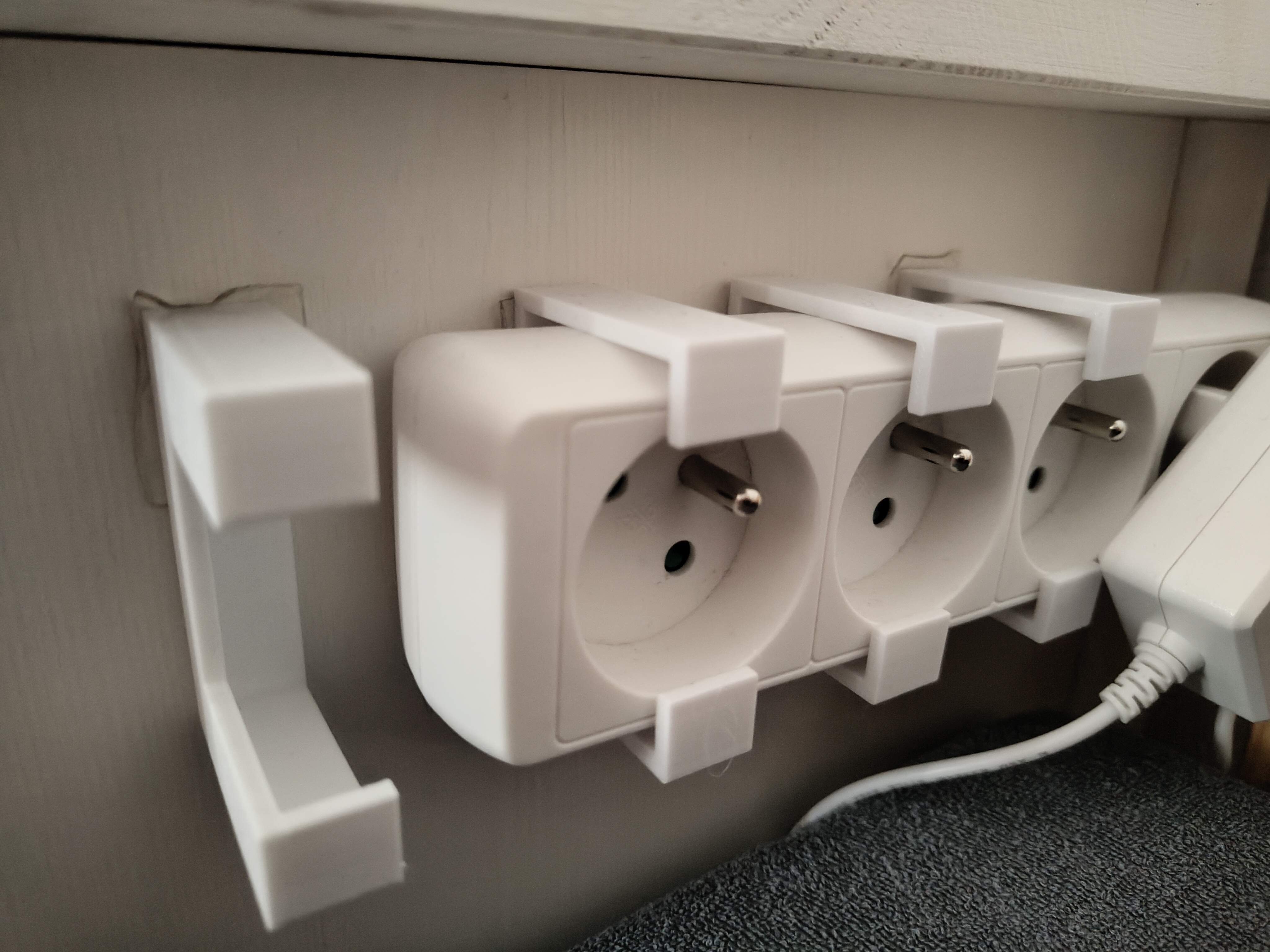 Outlet splitter clip