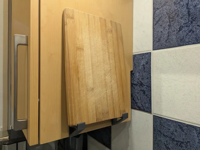 Hidden-Screw Angle Bracket for Cutting Boards