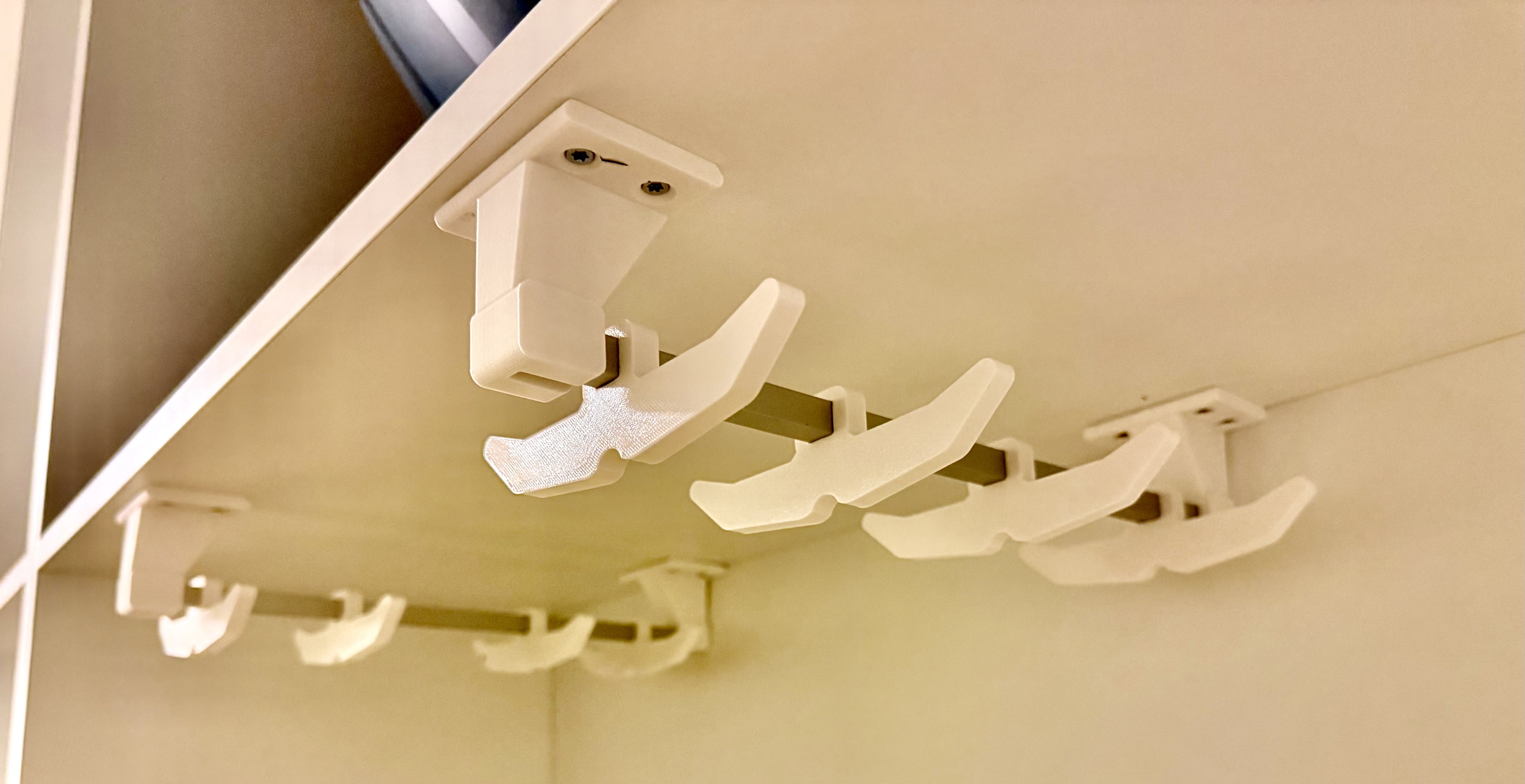 Parametric under-shelf clothes-hanger