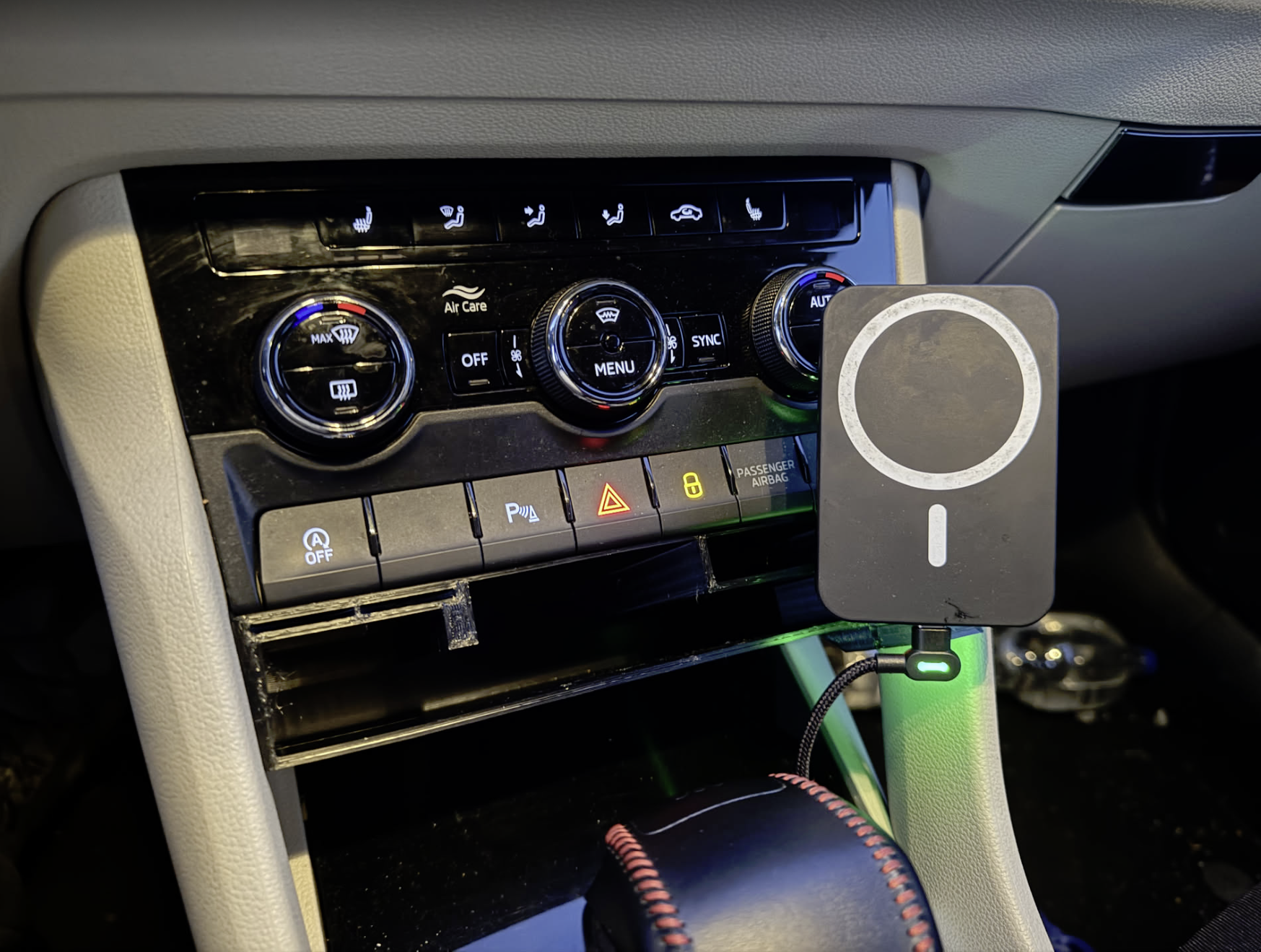 Skoda Karoq Organizer with integrated Smartphonemount (Ball)