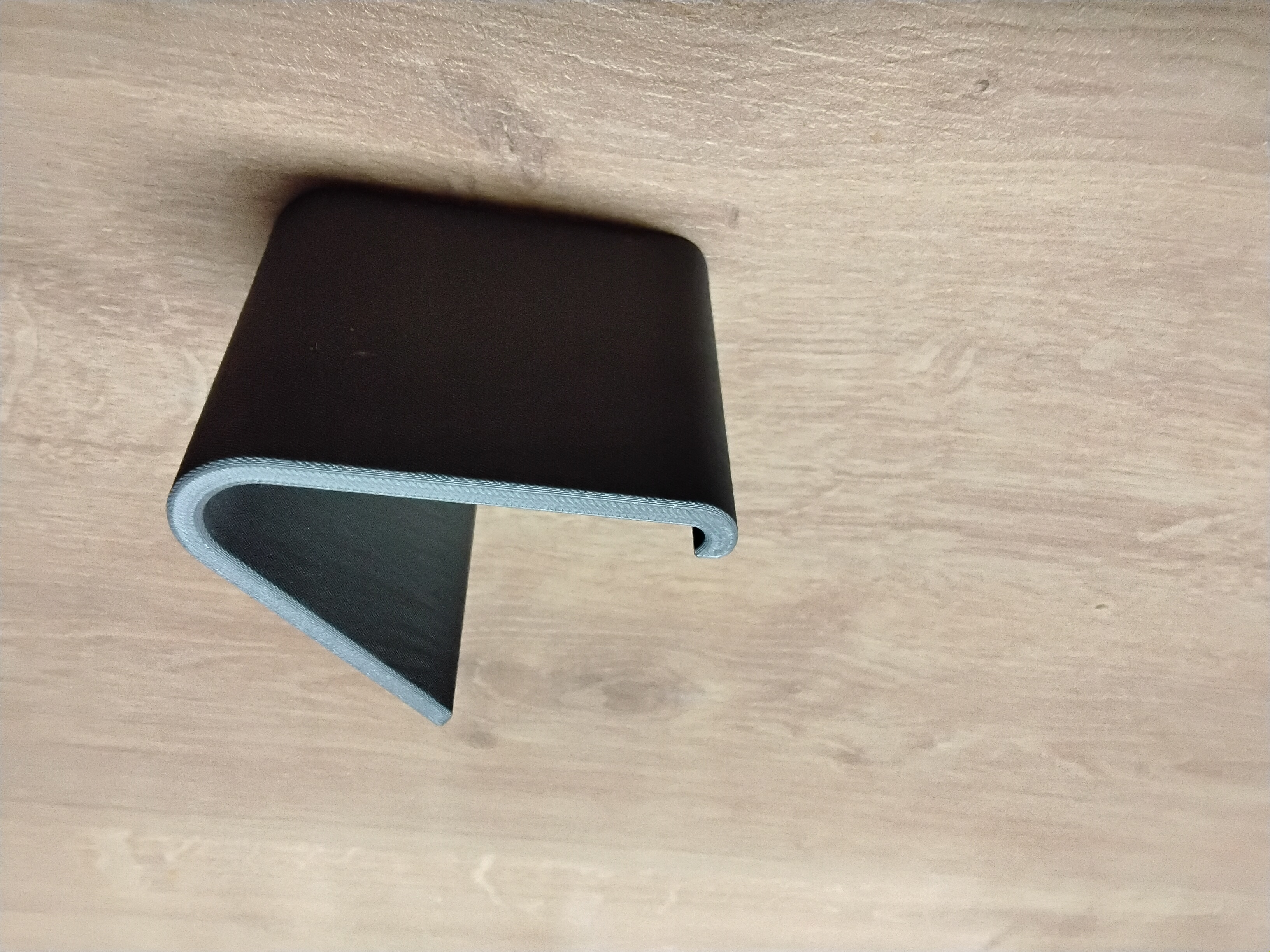 Simple tablet/phone stand