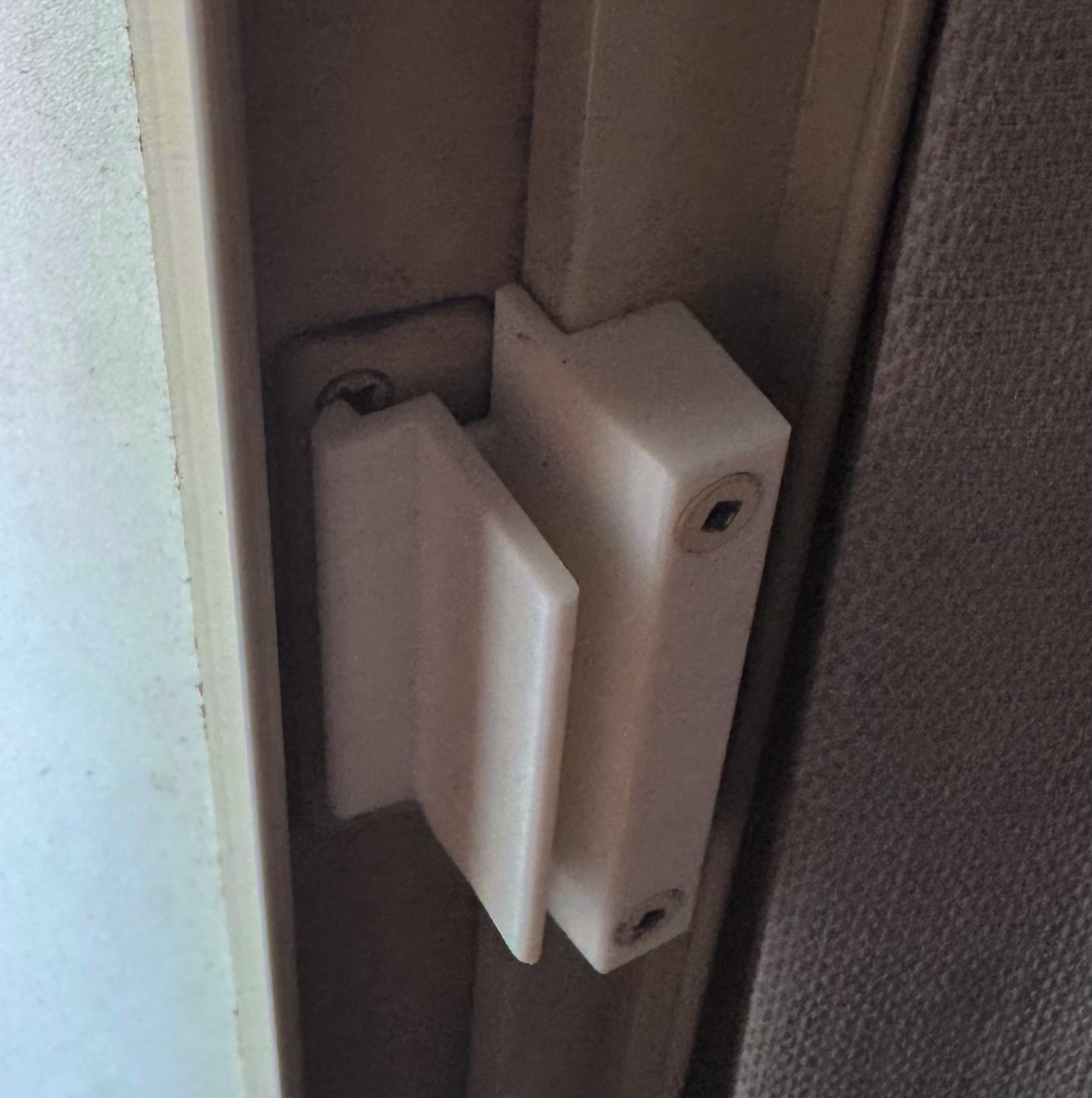 Magic Window Retractable Screen Latch