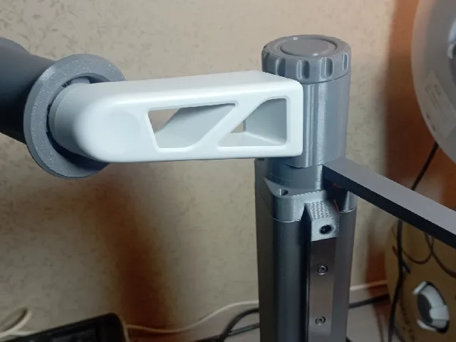Yet another rotating spool holder