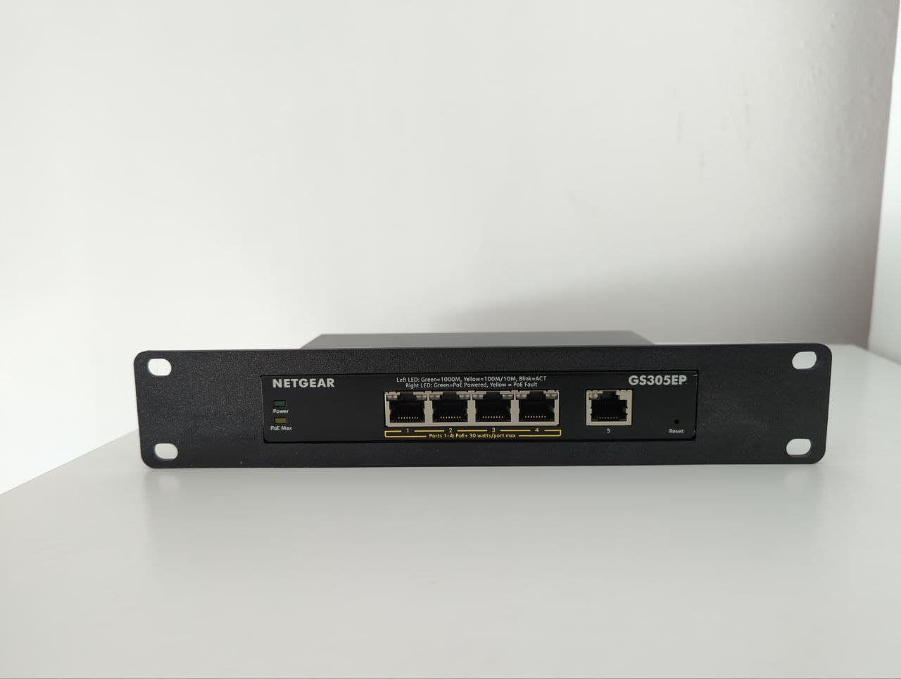 Netgear GS305EP 10inch rack mount