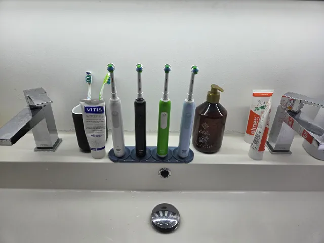 Oral-B Toothbrush holder with drain