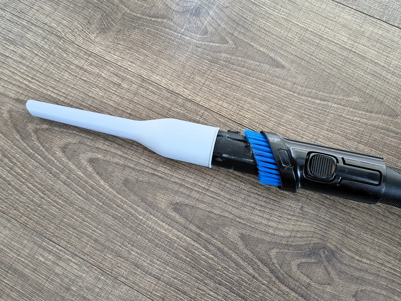Narrow vacuum cleaner nozzle (Philips) by Jakub Lattenberg