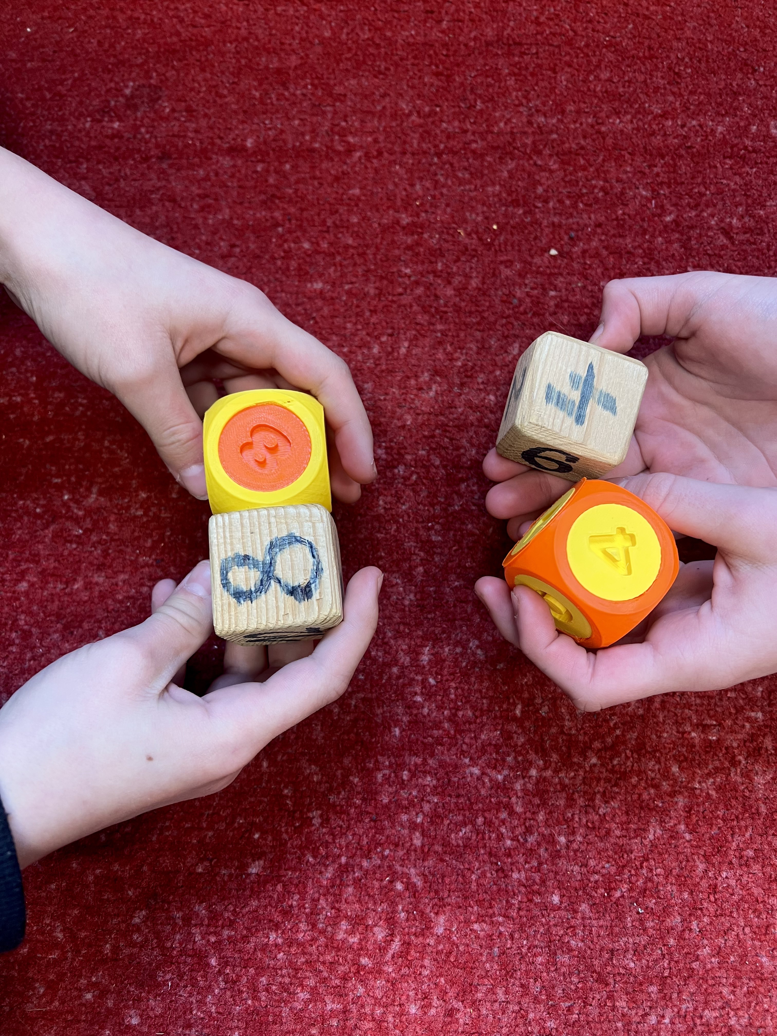 Vzdělávací kostka s čísly a matematickými symboly – školní projekt