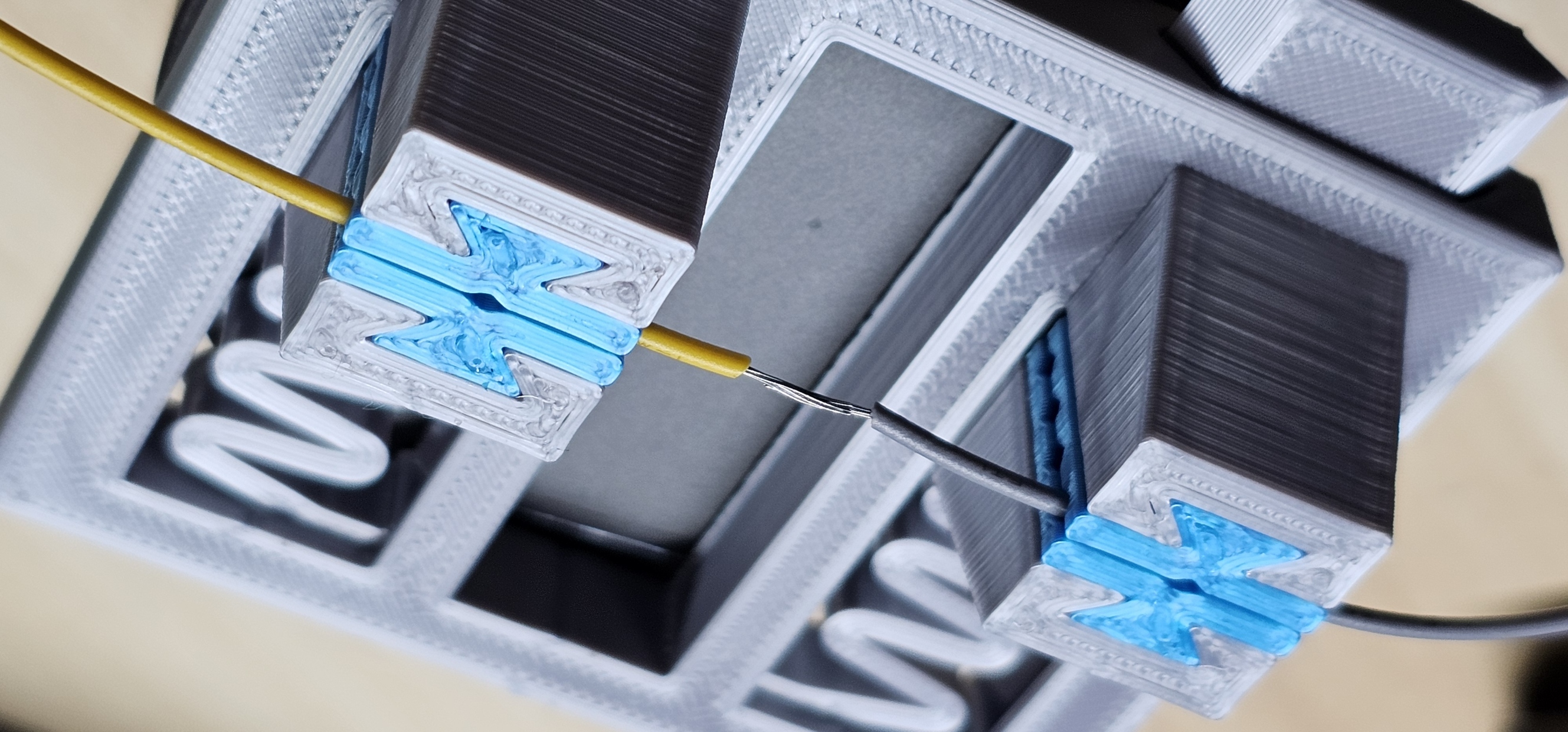 Wire soldering clamp