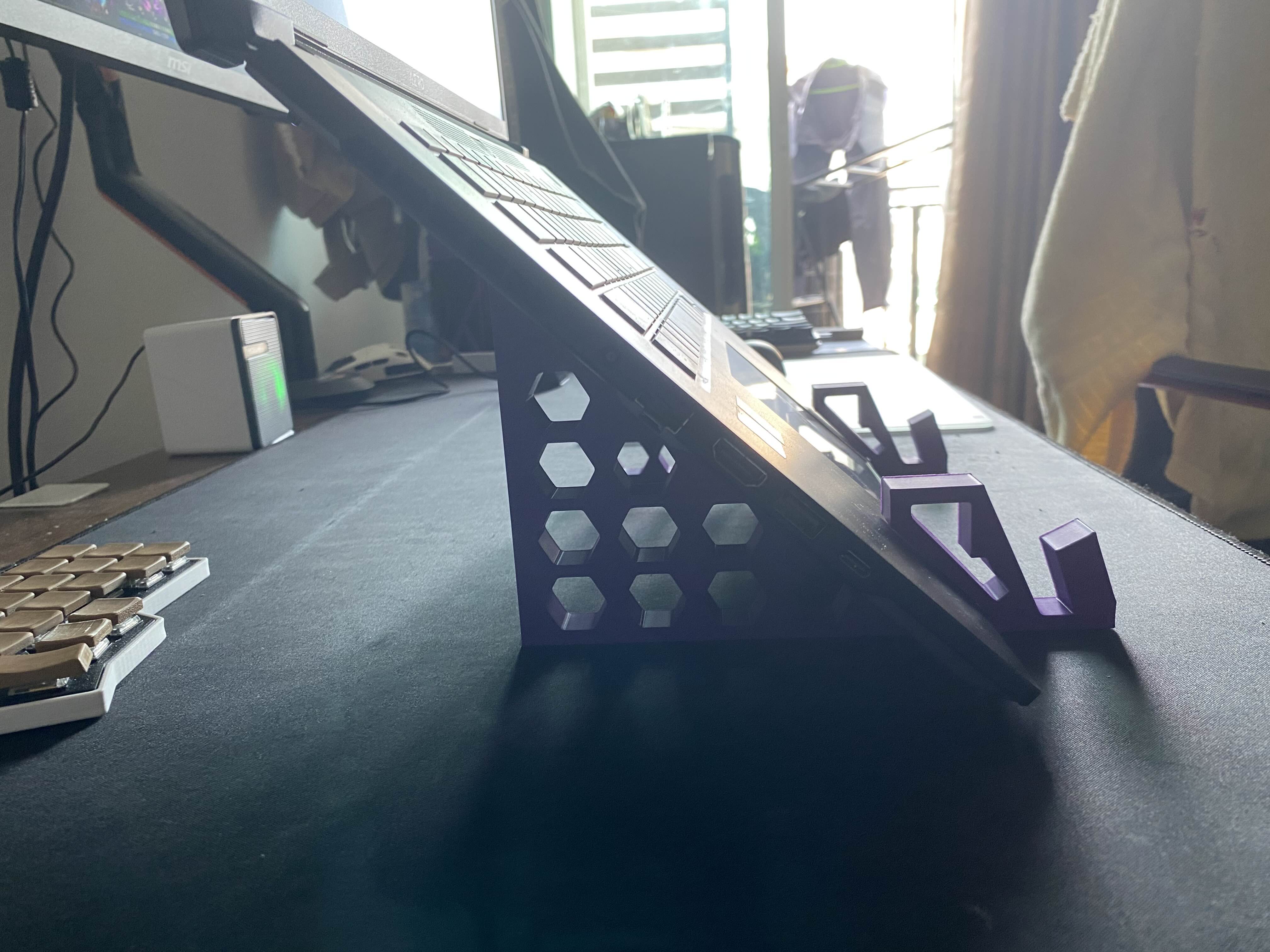 Vertical Stand – 135° Laptop & Portable Monitor