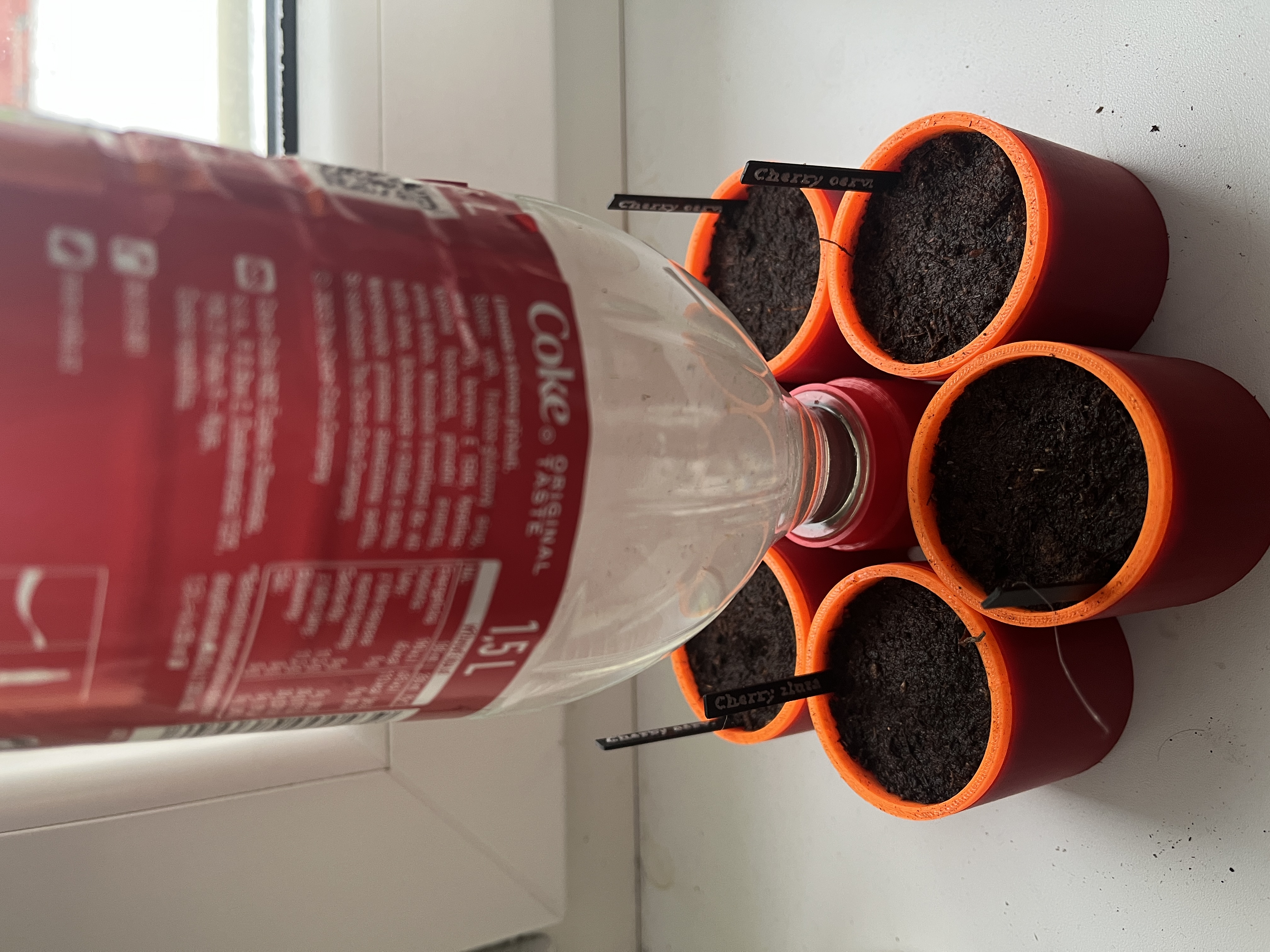 Samozavlažovací truhlík s PET zásobníkem vody ,,Self-watering planter with PET water reservoir