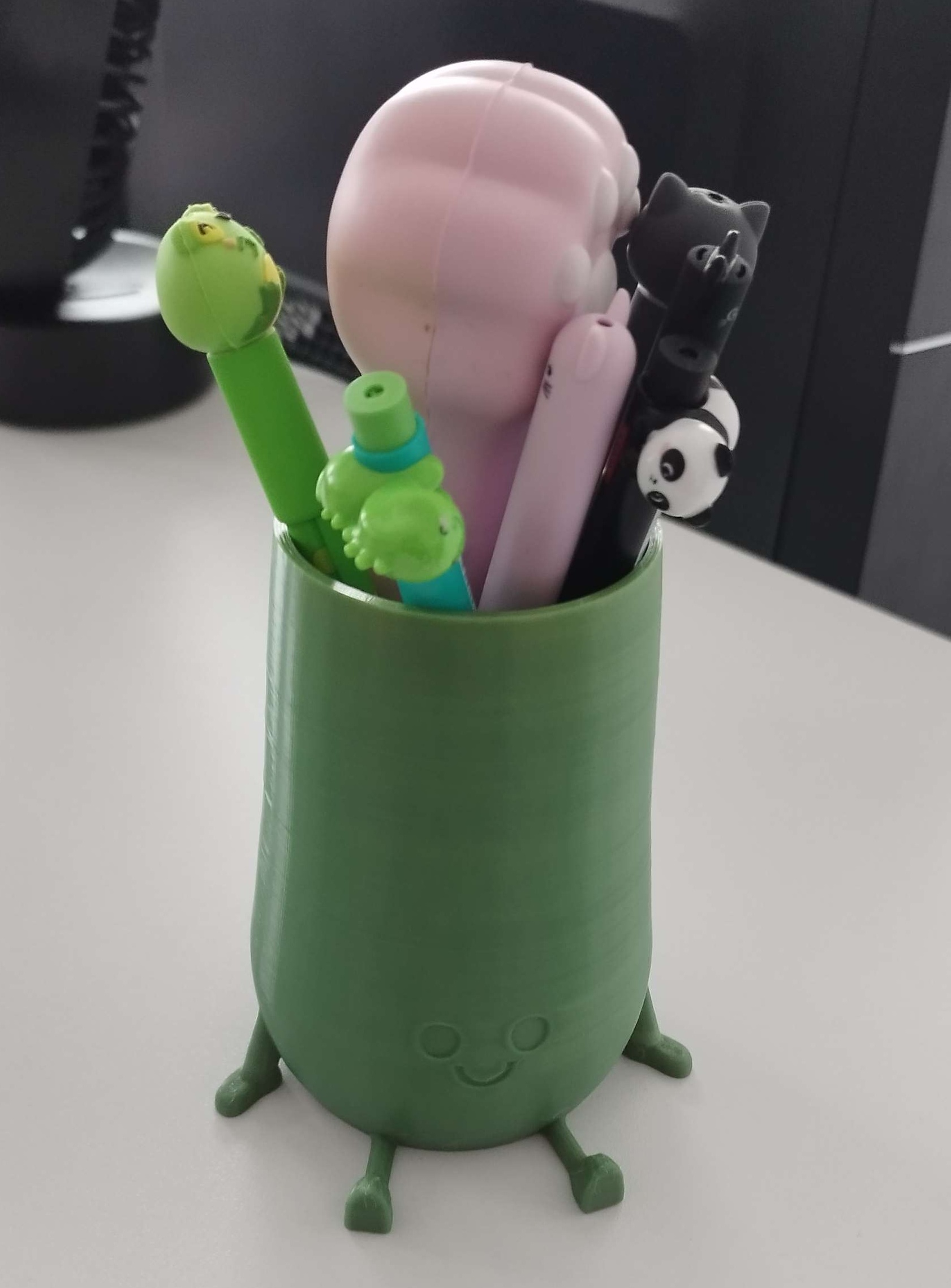 Happy sitting pot a crayons