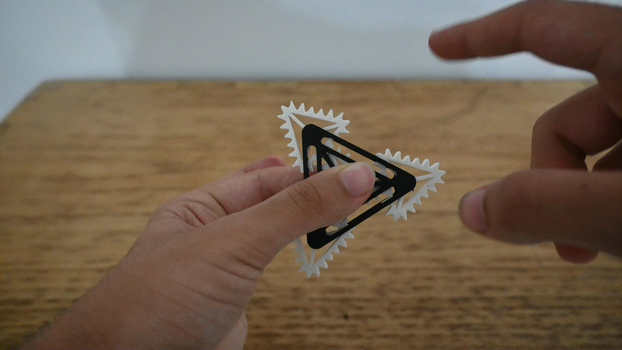 Triangle gear fidget spinner