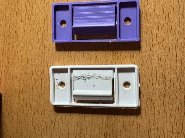 Freezer door latch in a Beko refrigerator