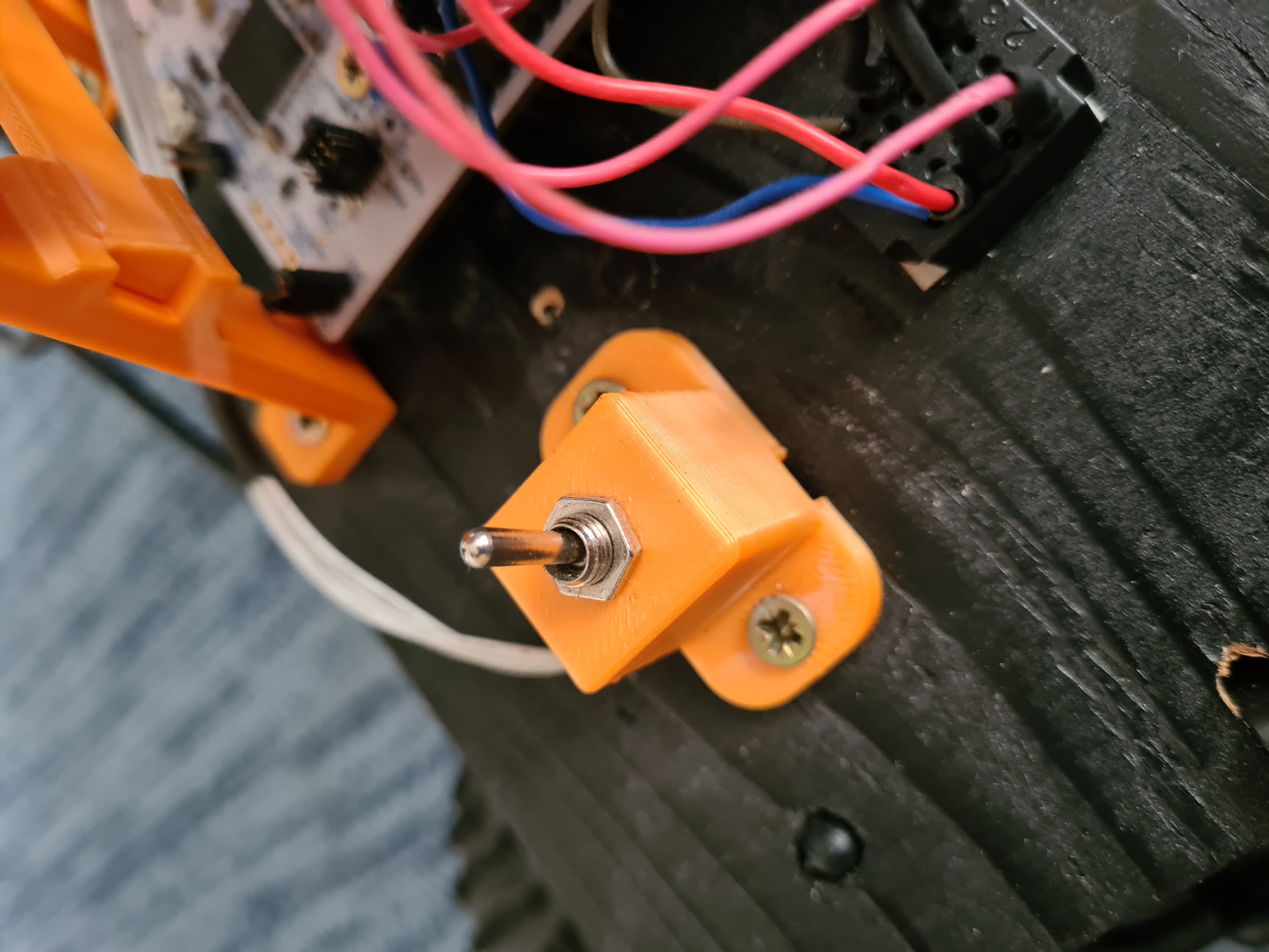 Miniatura 2 do modelo 3D 2/3 State Toggle Switch Box