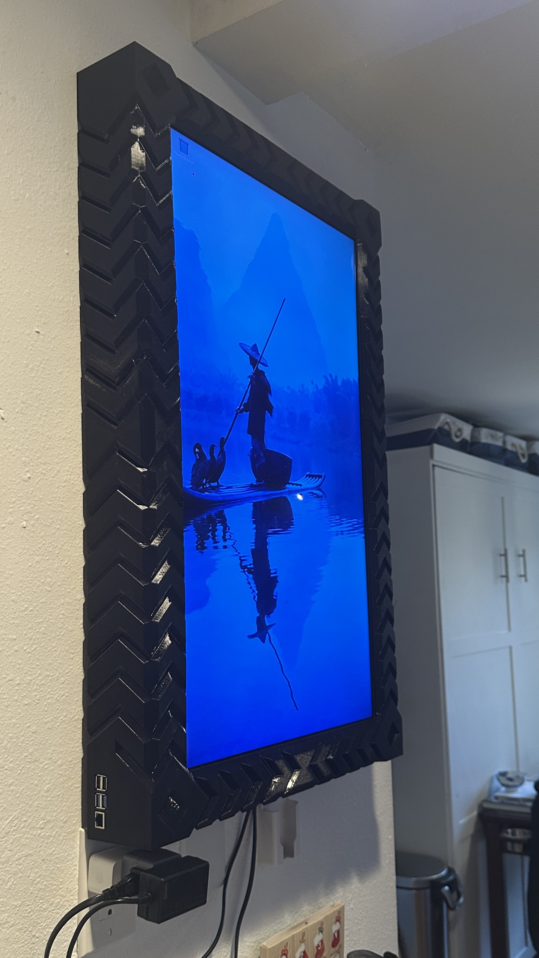 Interlocking Picture Frame for 32in Displays