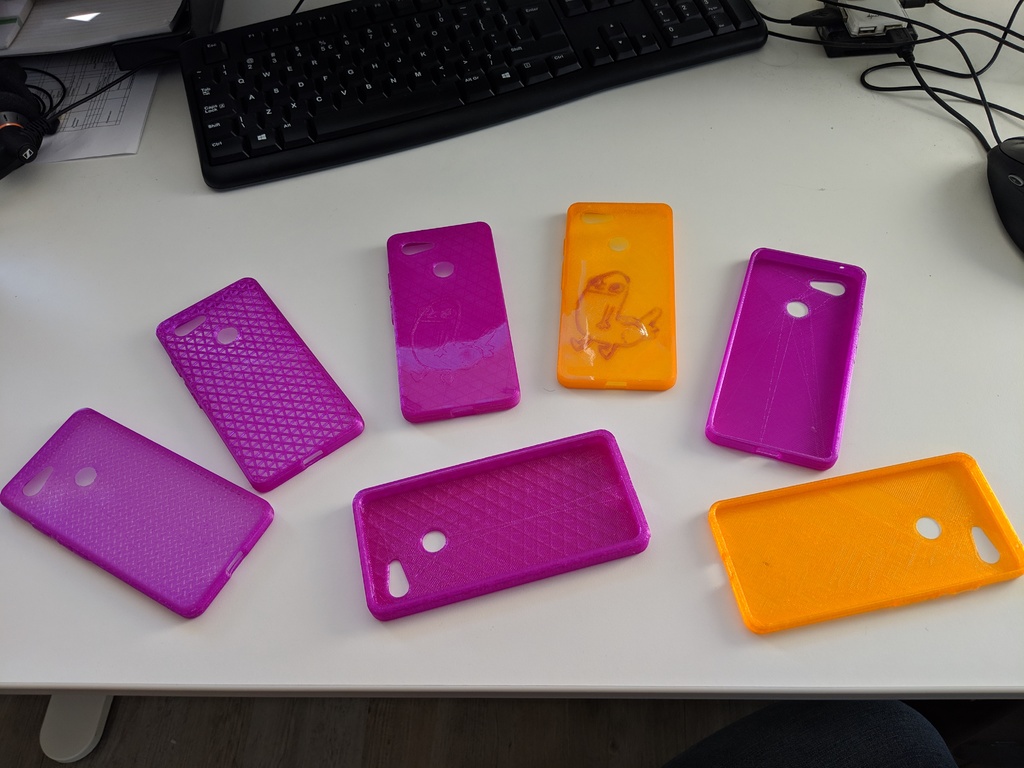 Miniatura 4 do modelo 3D Customisable Google Pixel 3 case