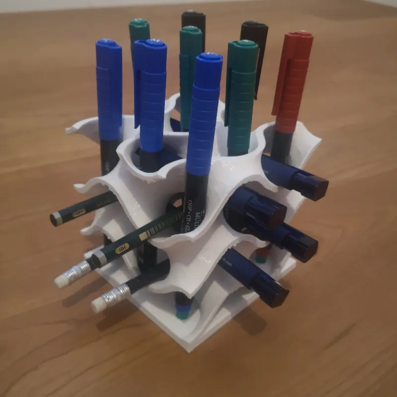 Gyroid pen holder with knurled screw cap by Matteo Cristini