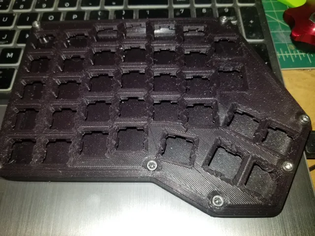 Redox handwire keyboard with heat set inserts