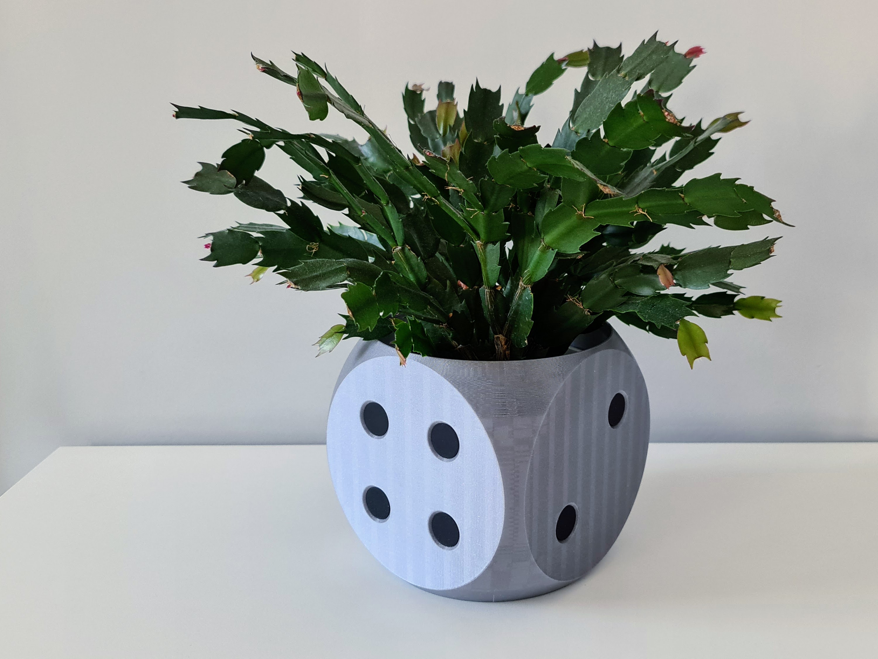 Dice-shaped flower pot cover