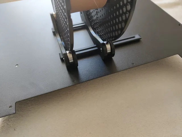 Magnetic adjustable spool holder