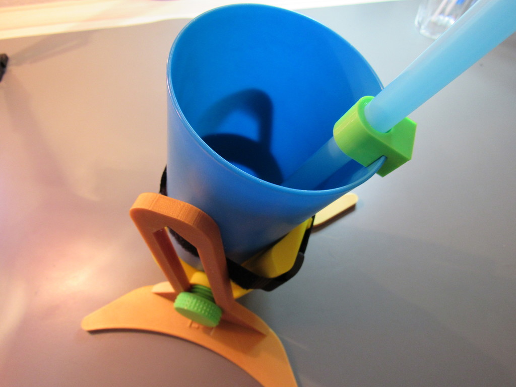 Miniatura 2 do modelo 3D Customizable Straw Holder