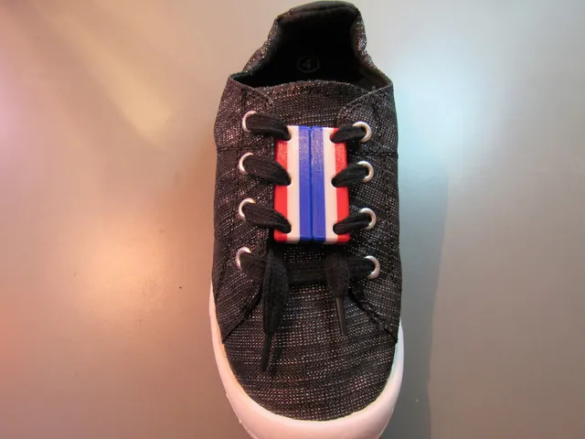 Magnetic Shoelaces