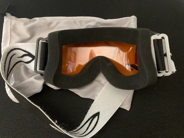 Ski goggle band clip