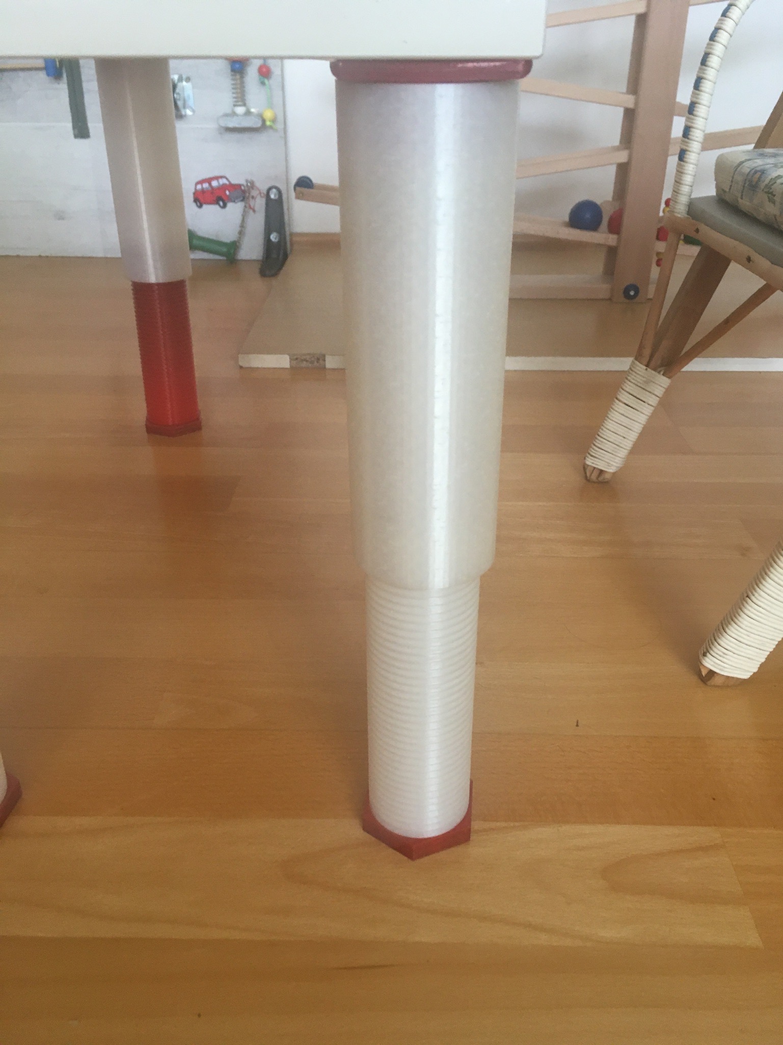 Rostoucí noha od stolu