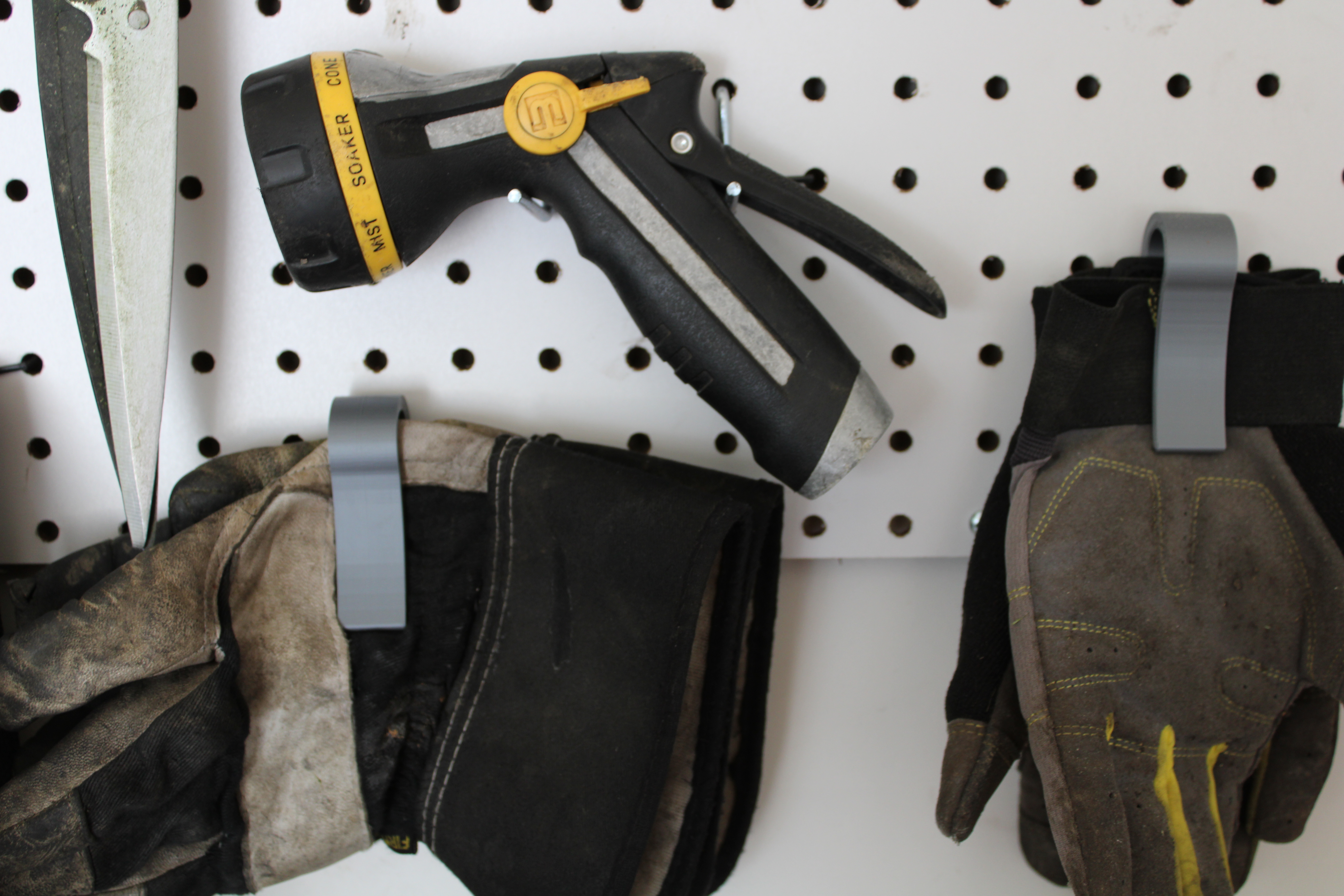 Miniatura 2 do modelo 3D Pegboard Glove Clip