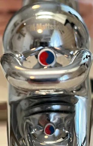 Hot and cold badge for sink