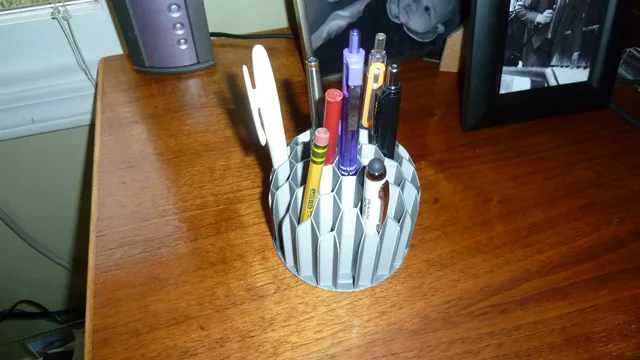 "RoToMoTo" rotating pencil holder / pen cup