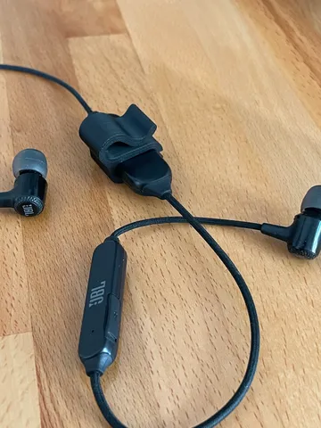 JBL E25BT clip